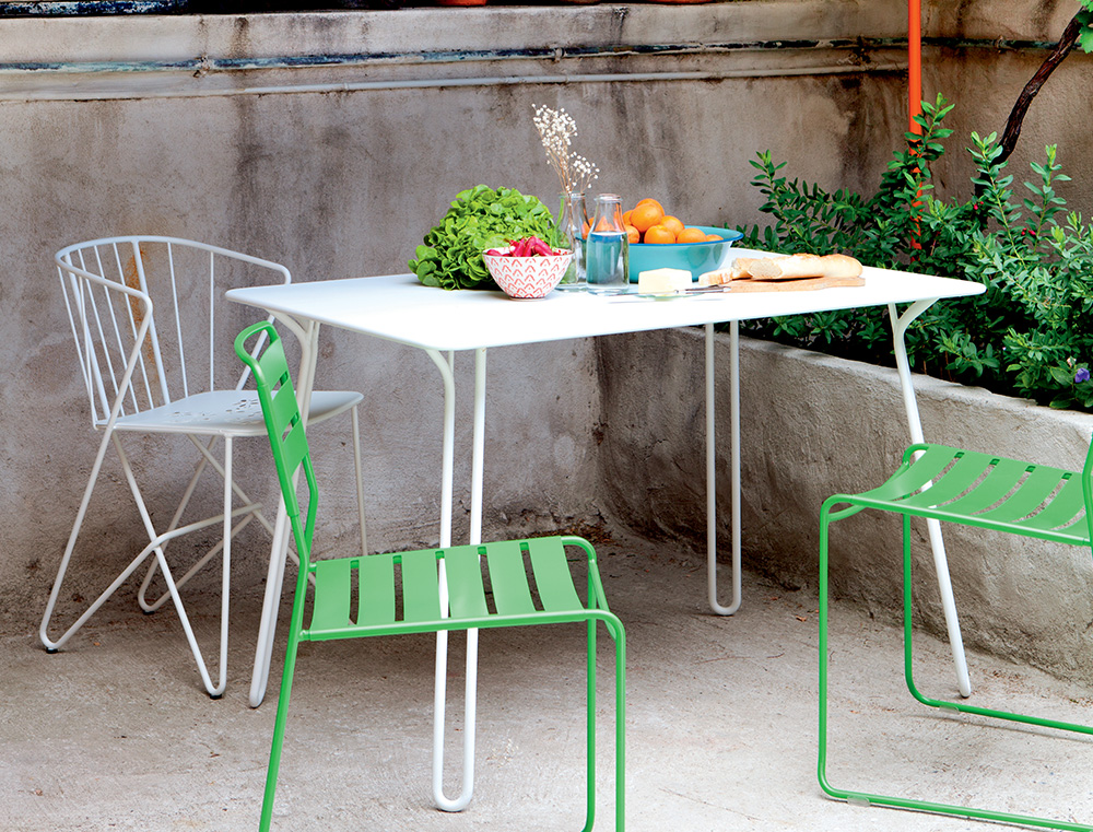 Surprising table and Flower perforated armchair in Cotton White, Surprising chairs in Grass Green